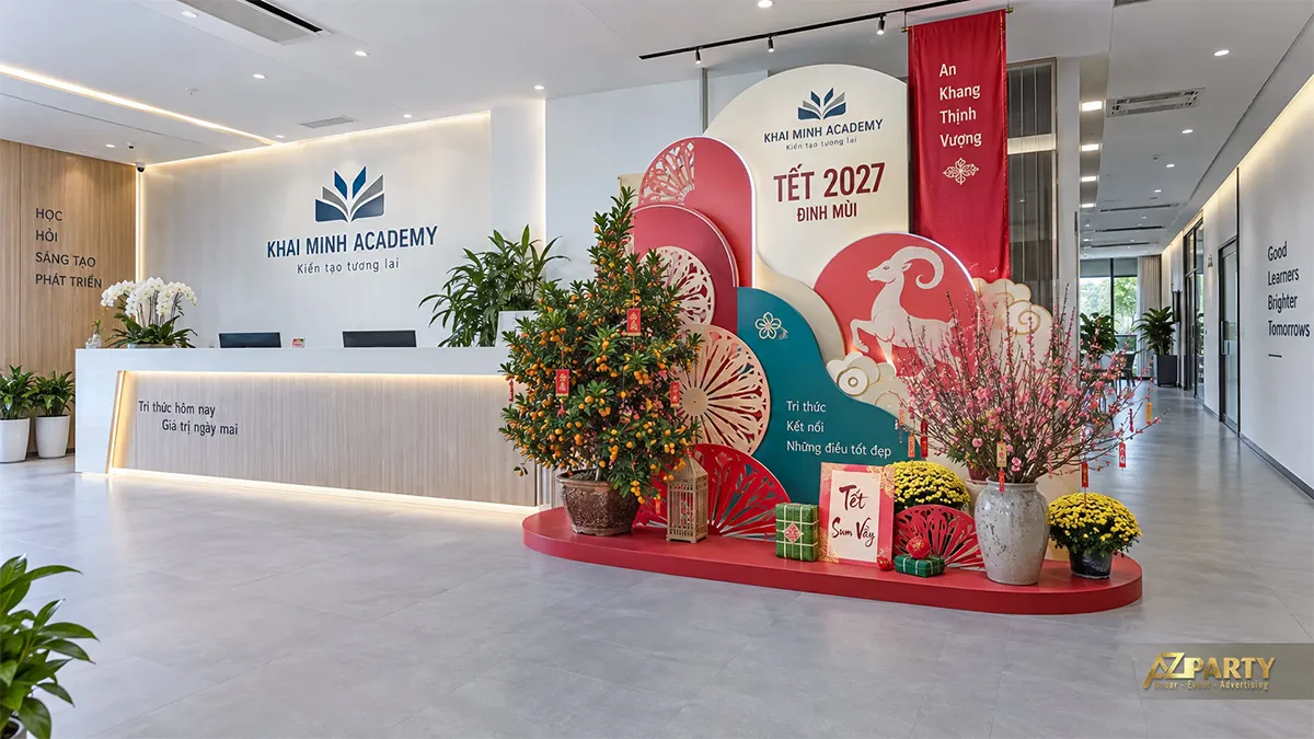 Tiểu cảnh Tết 2027 tại học viện với các lớp vách bo cong, quạt giấy, dê trắng, đào và quất