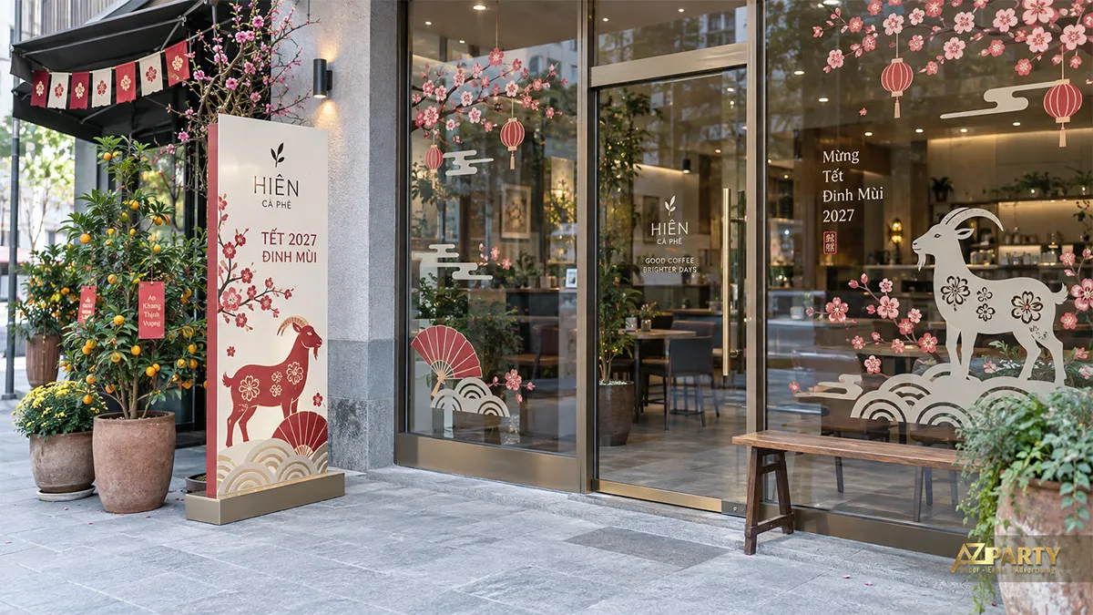 Mặt tiền quán cà phê đón Tết với decal cửa kính, bảng đứng linh vật dê, đào và quất cảnh