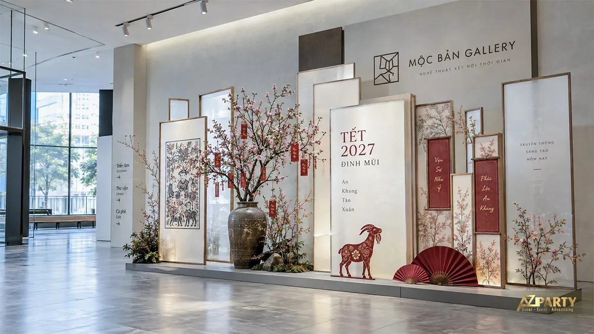 Backdrop Tết phong cách triển lãm với nhiều khung tranh xuyên sáng, tranh dân gian và bình đào