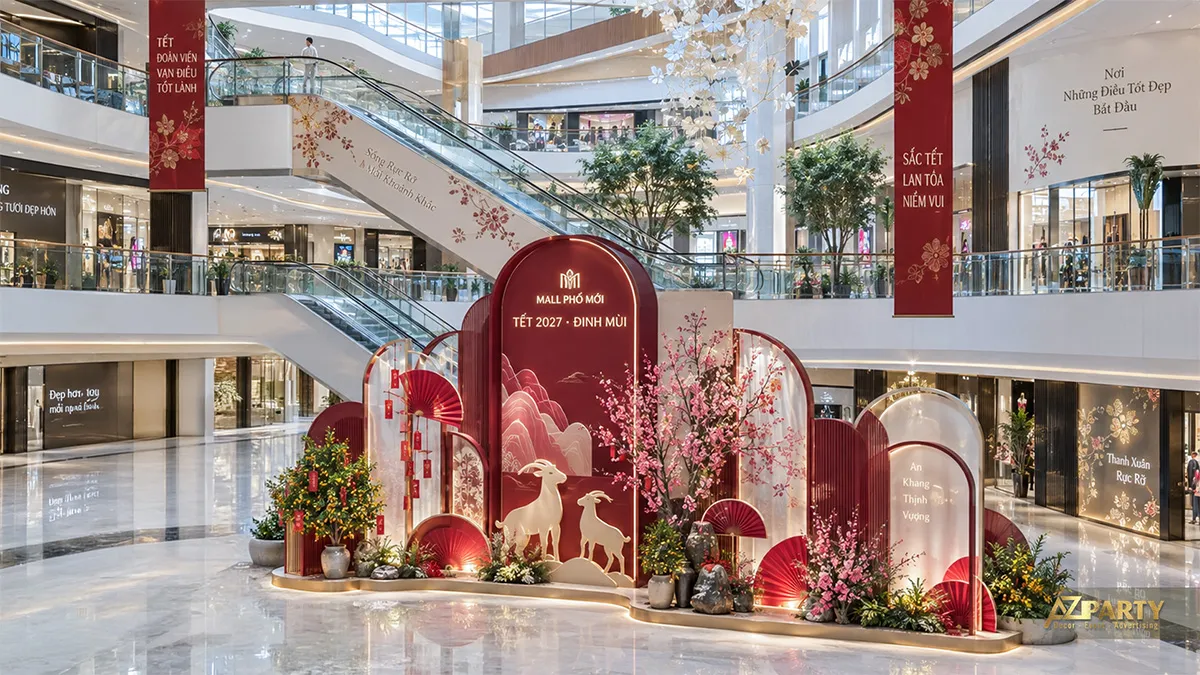 Tiểu cảnh Tết tại trung tâm thương mại với các lớp vòm đỏ kem, cặp linh vật dê, đào và quất