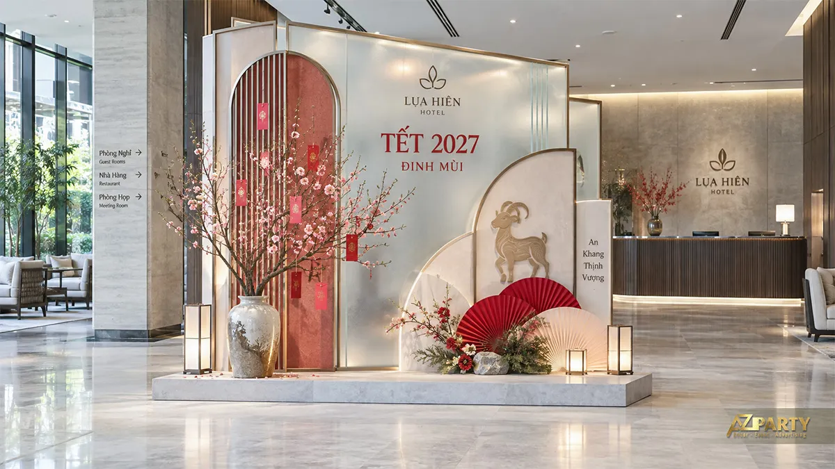 Backdrop Tết thanh lịch tại sảnh khách sạn với khung kim loại kem đỏ, hoa đào, quạt giấy và đèn bàn