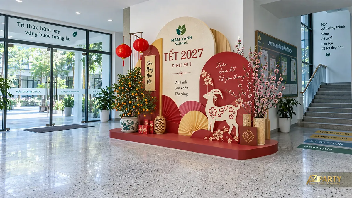 Góc Tết 2027 trong trường học với vách bo tròn đỏ kem, dê trắng, đèn lồng, đào và quất