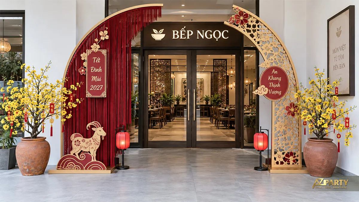 Cổng vòm Bếp Ngọc với đèn lồng đỏ