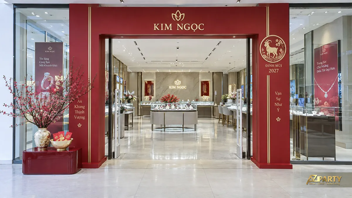 Cổng đỏ vàng trước cửa hàng trang sức Kim Ngọc