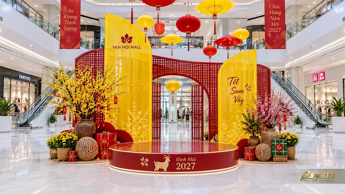 Sân khấu vàng và đèn lồng trong sảnh trung tâm