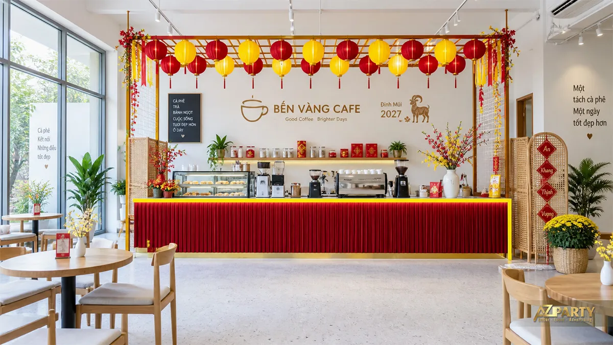 Quầy cà phê dưới lưới đèn lồng đỏ vàng
