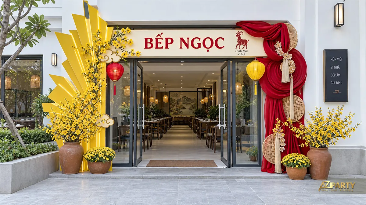Cổng Bếp Ngọc có rèm đỏ và các nan vàng