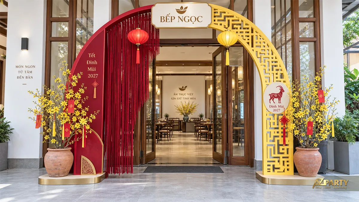 Cổng vòm Bếp Ngọc với nan vàng và đèn lồng