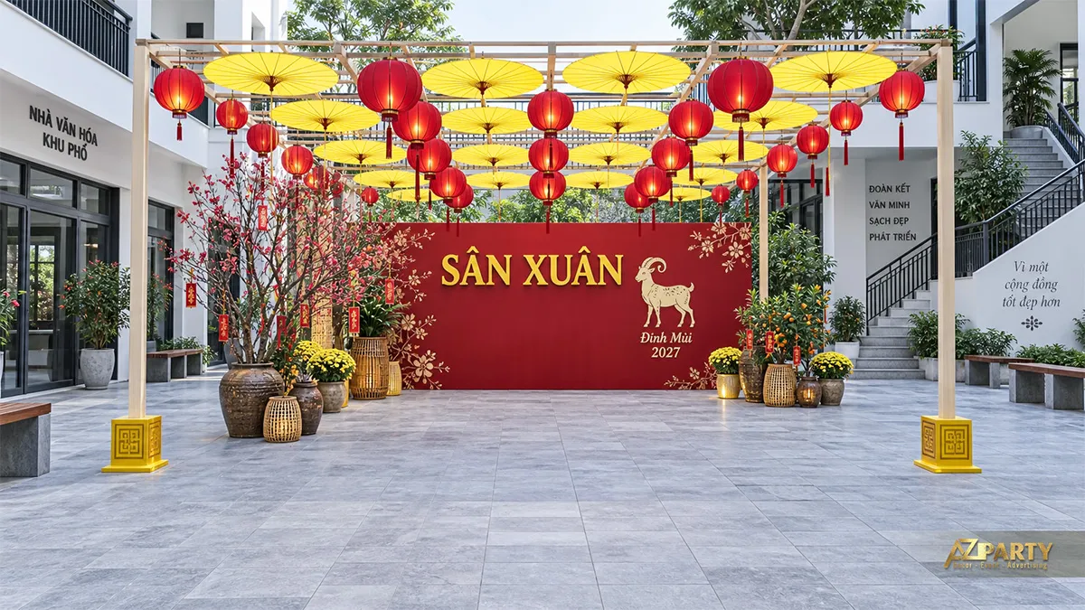 Mái sân treo dù giấy và đèn lồng đỏ