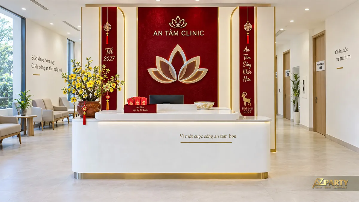 Quầy lễ tân phòng khám với mảng sen đỏ