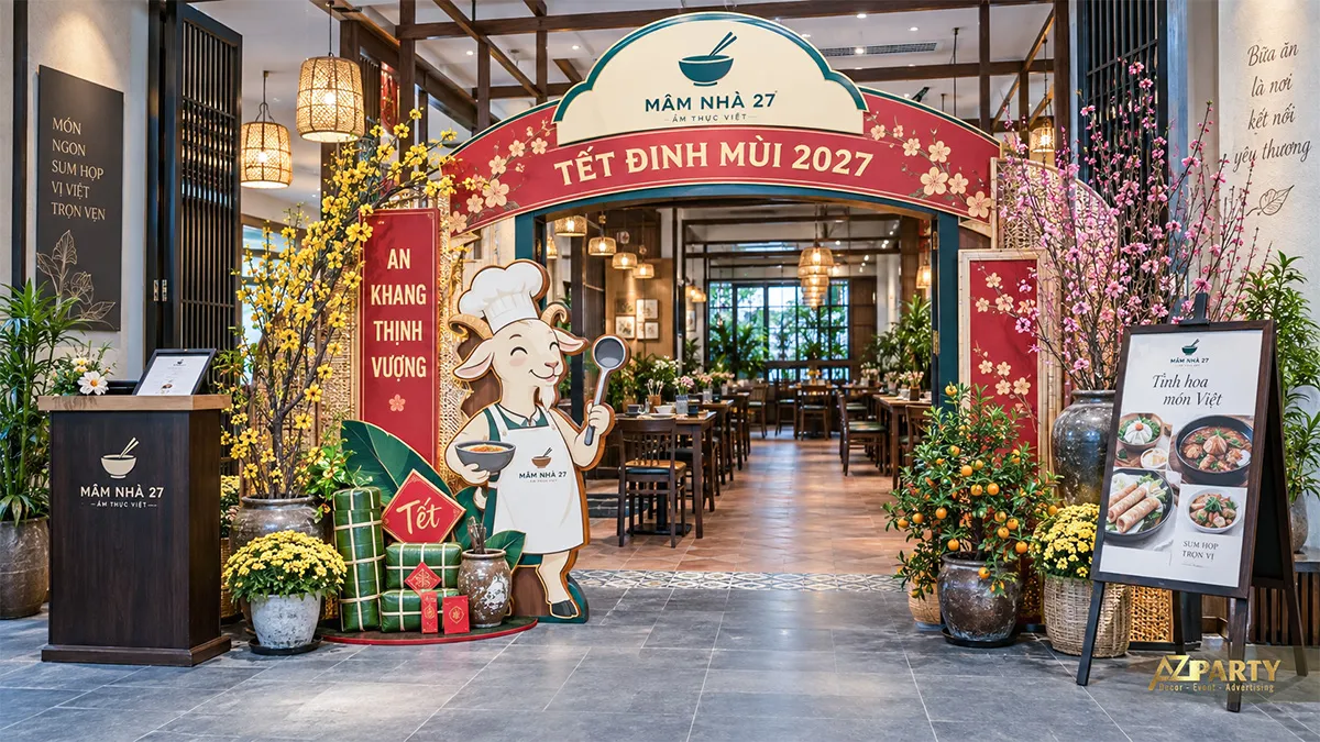 Nhà hàng An Khang trang trí Tết với mảng đỏ, hoa mai và quầy phục vụ