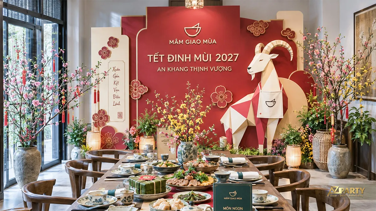 Nhà hàng có backdrop Tết hình đầu bếp, hoa mai và quầy phục vụ món ăn