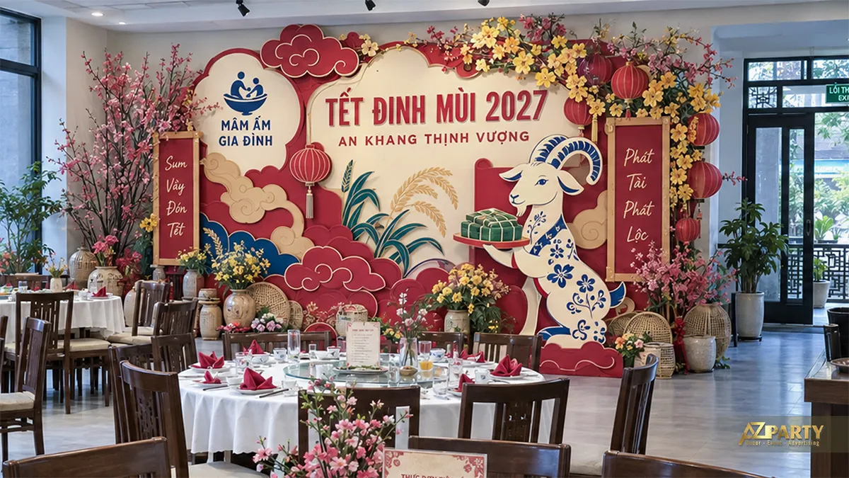 Sảnh nhà hàng ngoài trời với backdrop Tết, hoa mai và bảng nhận diện thương hiệu