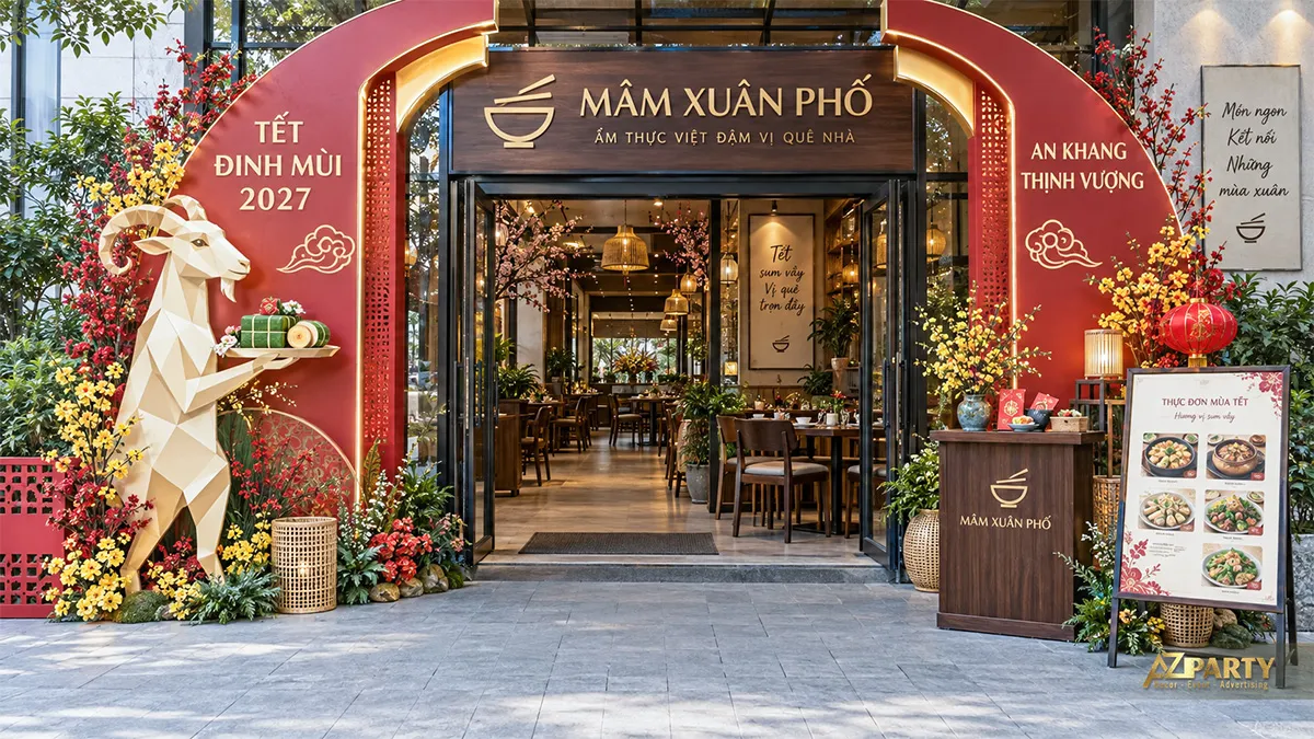 Góc bàn ăn nhà hàng nhìn ra backdrop Tết đỏ với hoa mai và đèn trang trí