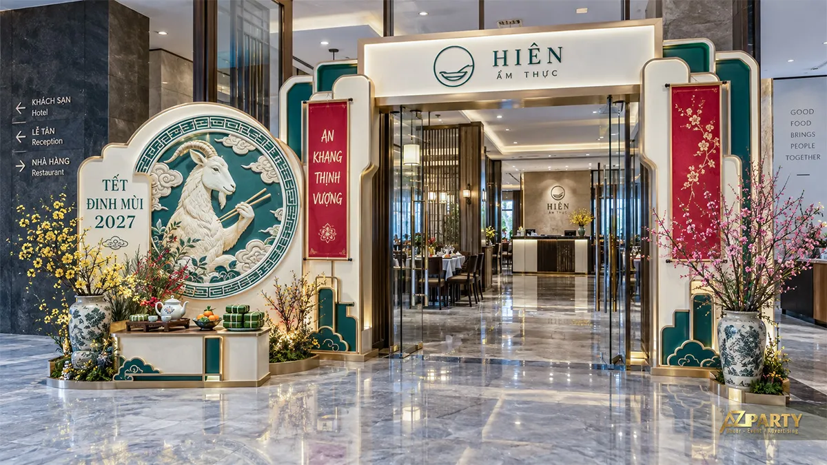 Nhà hàng Mâm Xuân Phố với cổng Tết đỏ, hoa mai và bảng menu đặt phía trước