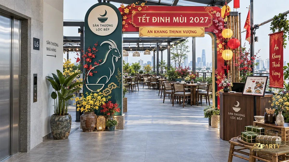 Sảnh nhà hàng có backdrop Tết hình đầu bếp, hoa mai và cụm đèn lồng