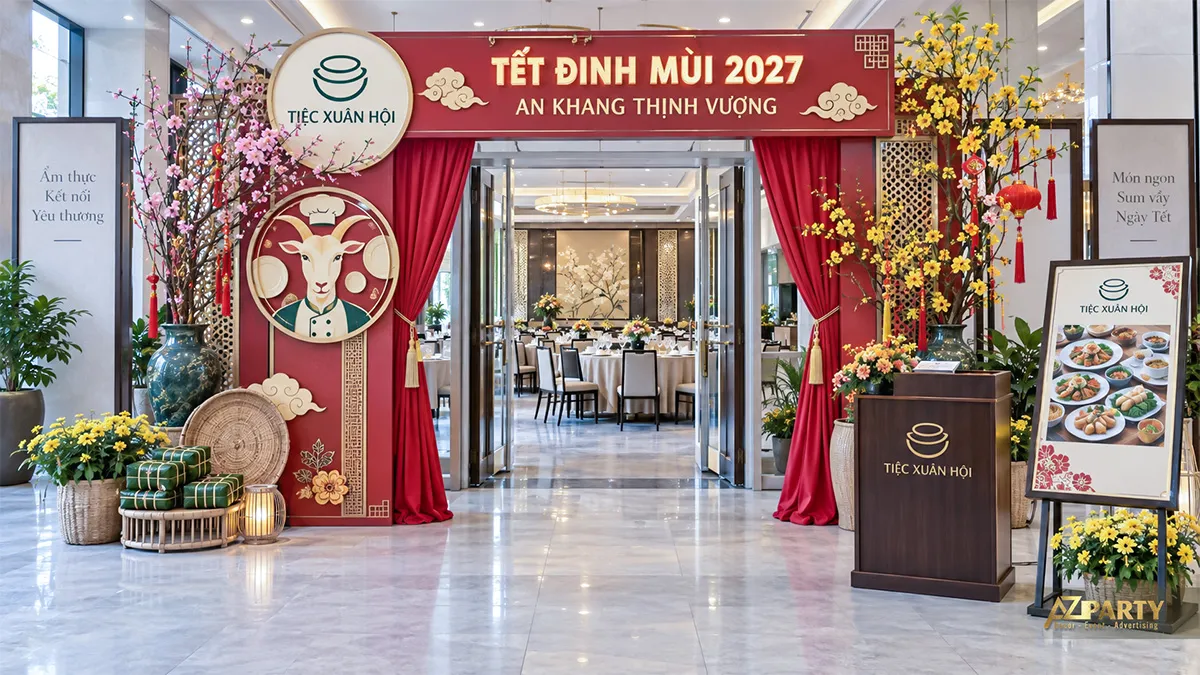 Sảnh nhà hàng có cổng hoa mai đỏ vàng, mô hình linh vật và bảng nhận diện
