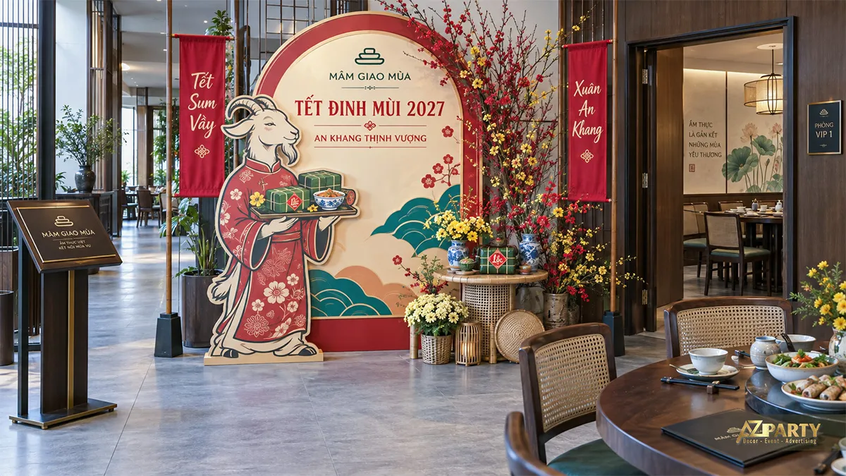 Góc check-in nhà hàng với backdrop linh vật Tết, hoa mai và bàn tư vấn