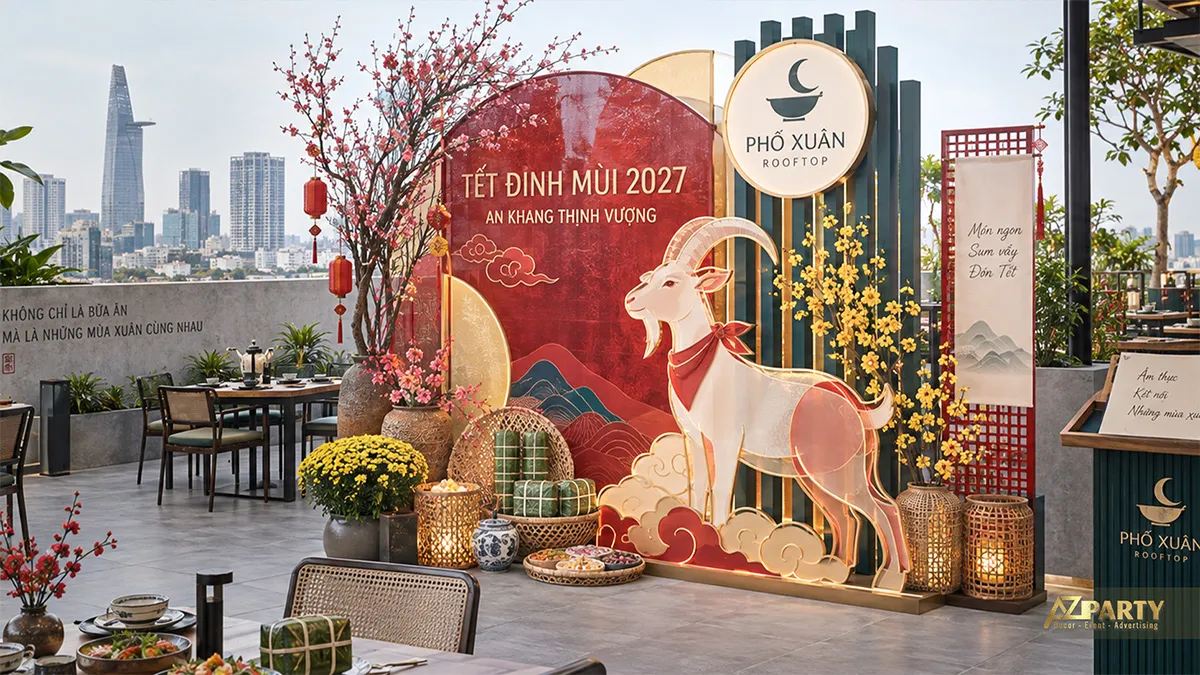 Sảnh nhà hàng nhìn từ ngoài vào với backdrop Tết, hoa mai và bảng thực đơn