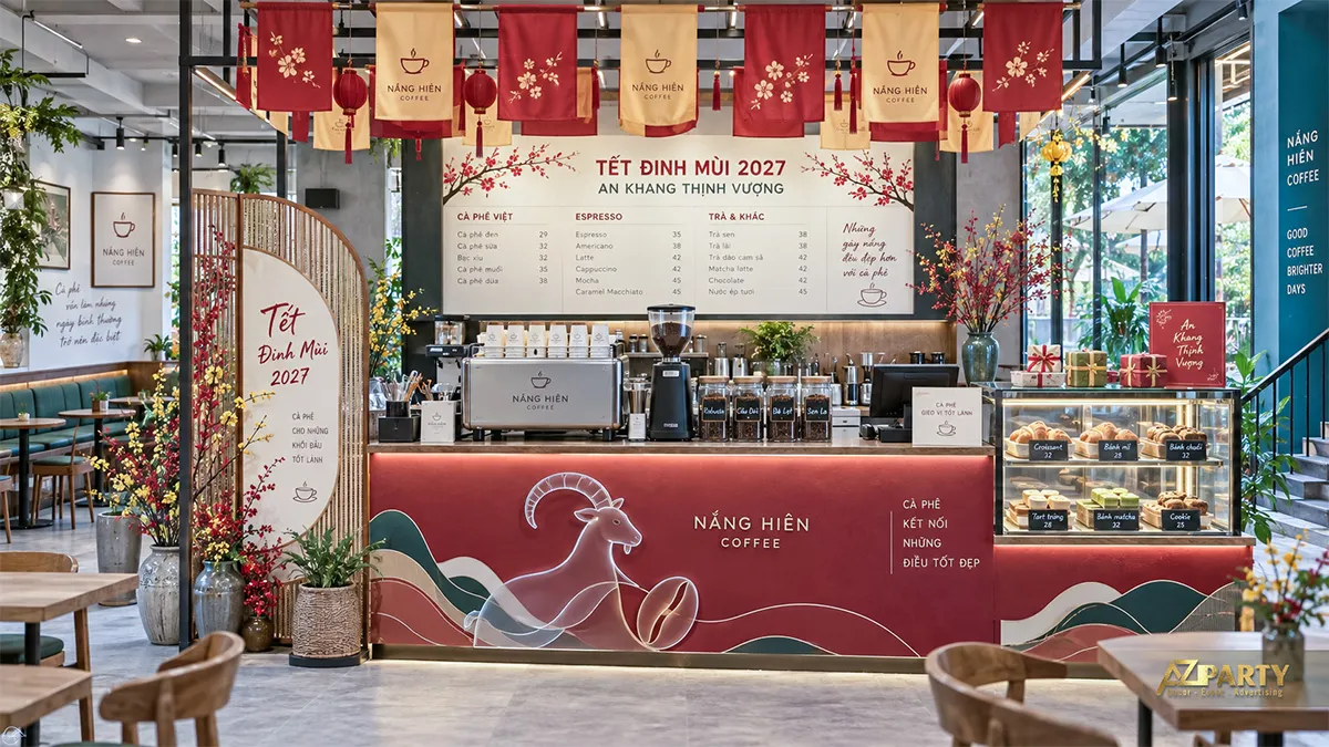 Quầy pha chế Nắng Hiên Coffee phủ sắc đỏ kem cùng cờ treo và cành đào mai