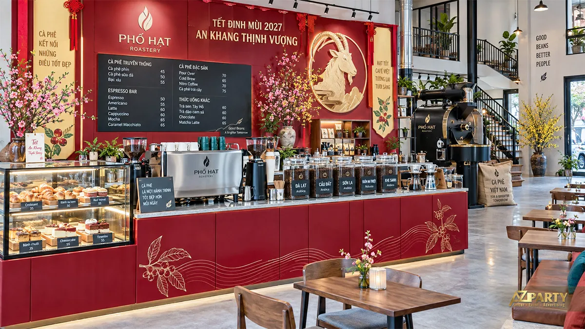 Quầy bar Phố Hạt Roastery màu đỏ với phù điêu dê, hoa đào và hoa mai