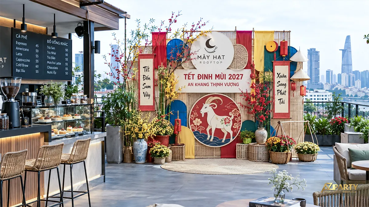 Backdrop mành tre trên sân thượng Mây Hạt Rooftop nhìn ra trung tâm thành phố