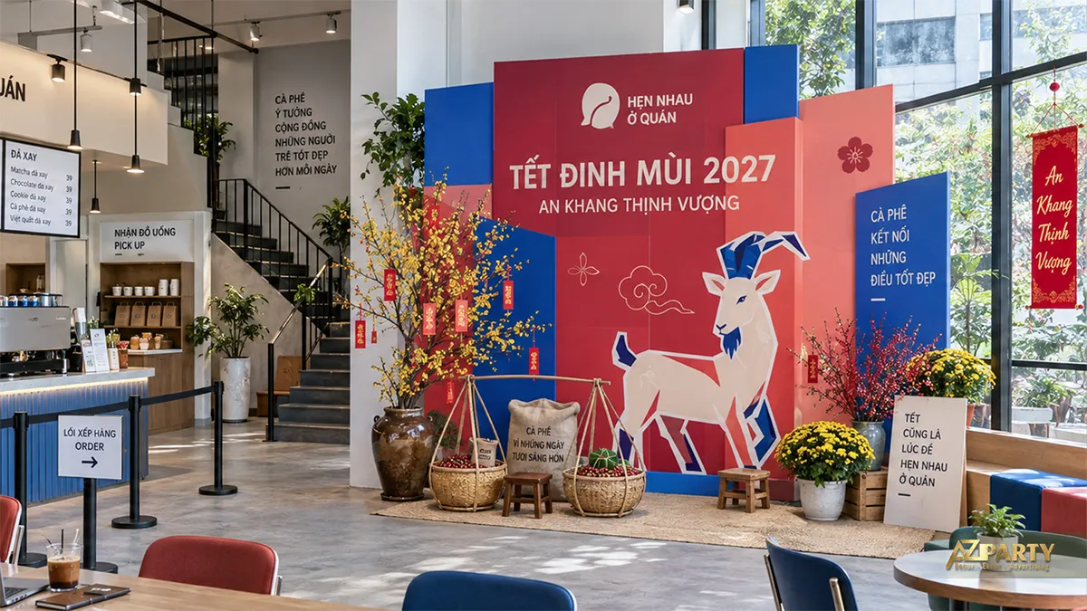 Backdrop hình khối đỏ xanh tại Hẹn Nhau Ở Quán với linh vật dê trắng