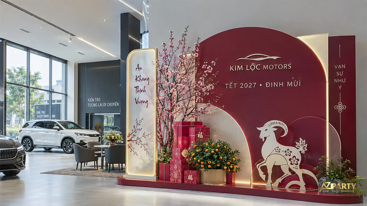 Tiểu cảnh Tết trong showroom ô tô với vách đỏ rượu vang, linh vật dê trắng, đào và quất