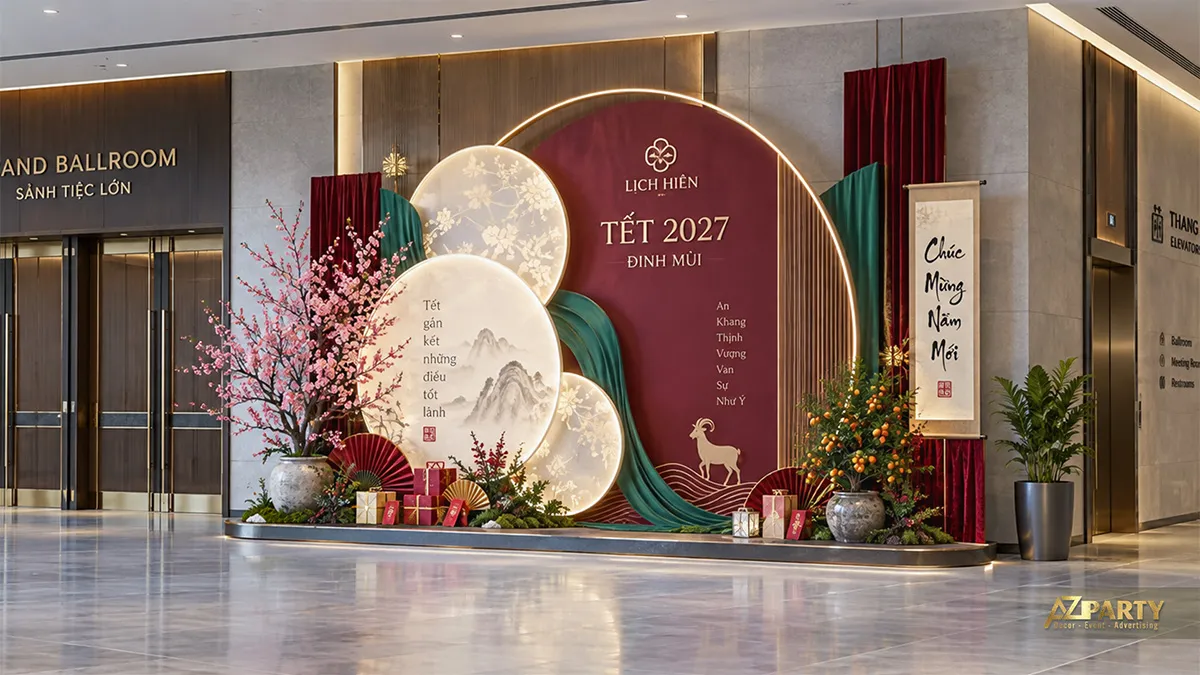 Backdrop Tết tại sảnh tiệc khách sạn với vách tròn đỏ rượu vang, lụa xanh, đào và quất