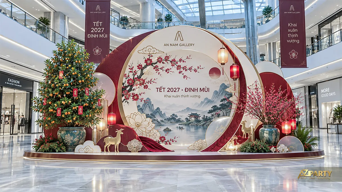 Không gian Tết lớn tại trung tâm thương mại với tranh sơn thủy, cổng tròn đỏ kem, đào và quất