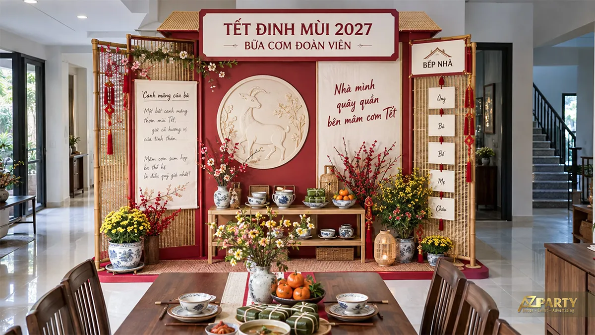 Backdrop bữa cơm đoàn viên đặt cạnh bàn ăn với mành tre và gốm sứ