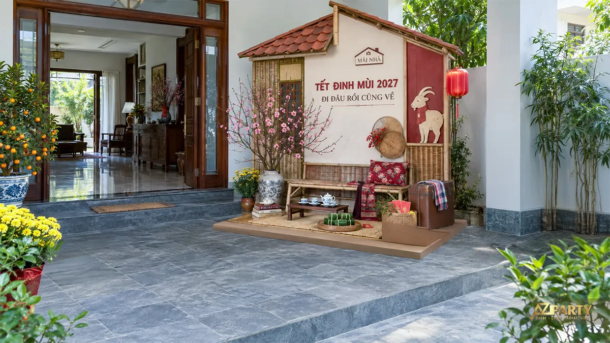 Tiểu cảnh sân trước mô phỏng mái nhà quê với ghế tre và bánh chưng