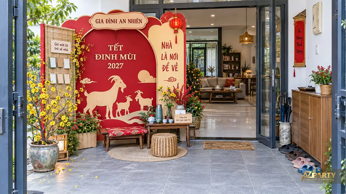 Backdrop đỏ trước hiên nhà với hình đàn dê và góc viết lời nhắn