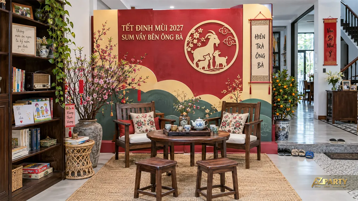 Góc uống trà sum vầy bên ông bà với ghế gỗ và nền đỏ xanh