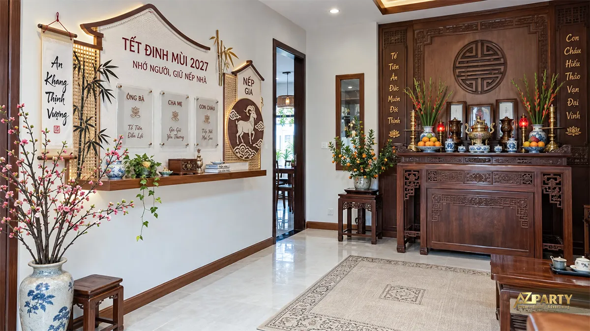 Góc tưởng nhớ gia tiên cạnh bàn thờ với bảng lời chúc ba thế hệ