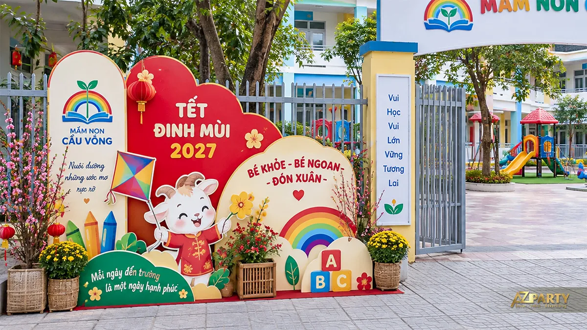 Tiểu cảnh Tết ngoài sân mầm non với cầu vồng, cánh diều và hoa xuân