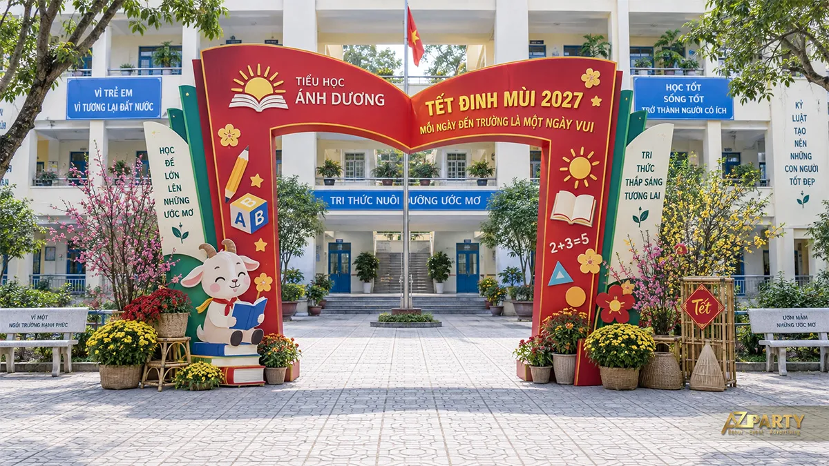 Cổng check-in hình cuốn sách mở tại sân trường tiểu học