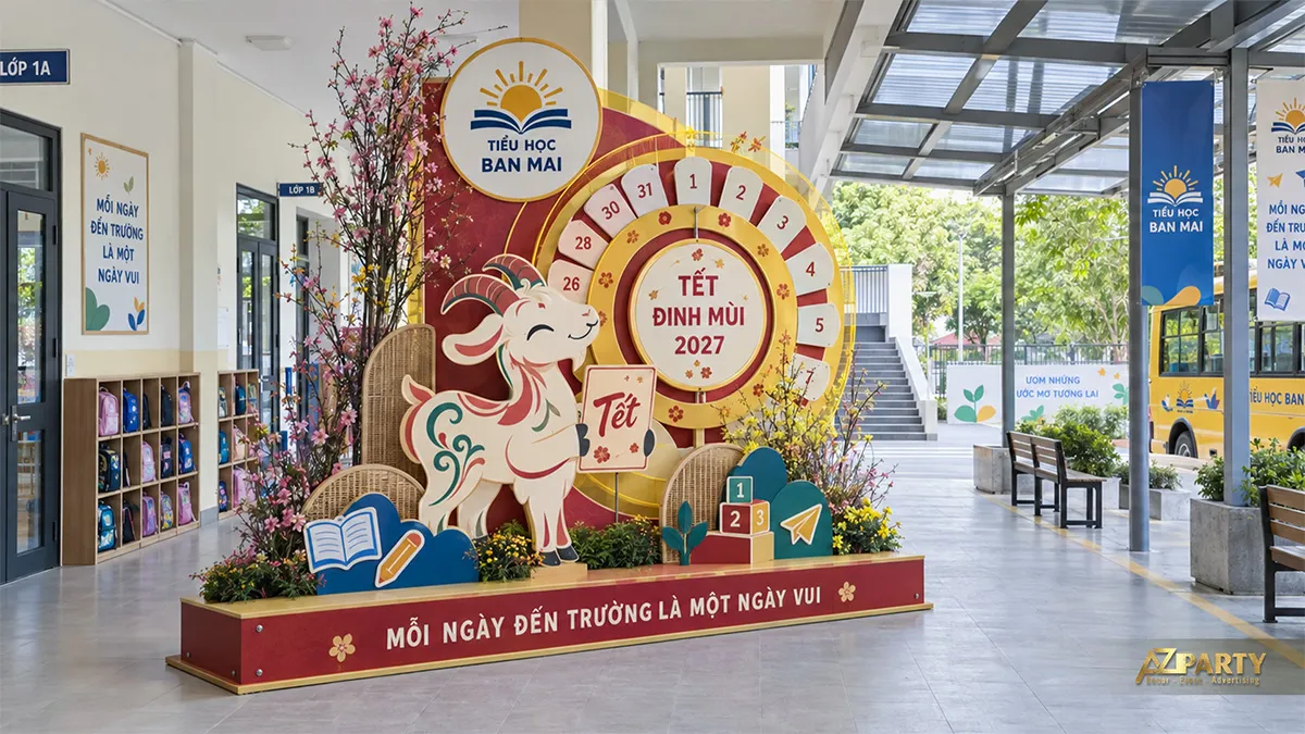 Góc lịch Tết ở hành lang tiểu học với linh vật dê và đồ dùng học tập