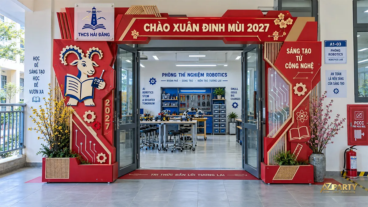Cổng phòng Robotics trang trí bánh răng, mạch điện và linh vật dê