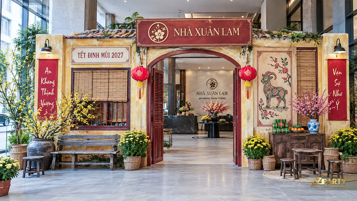 Cổng nhà mái ngói với đèn lồng, ghế gỗ và chậu mai đào