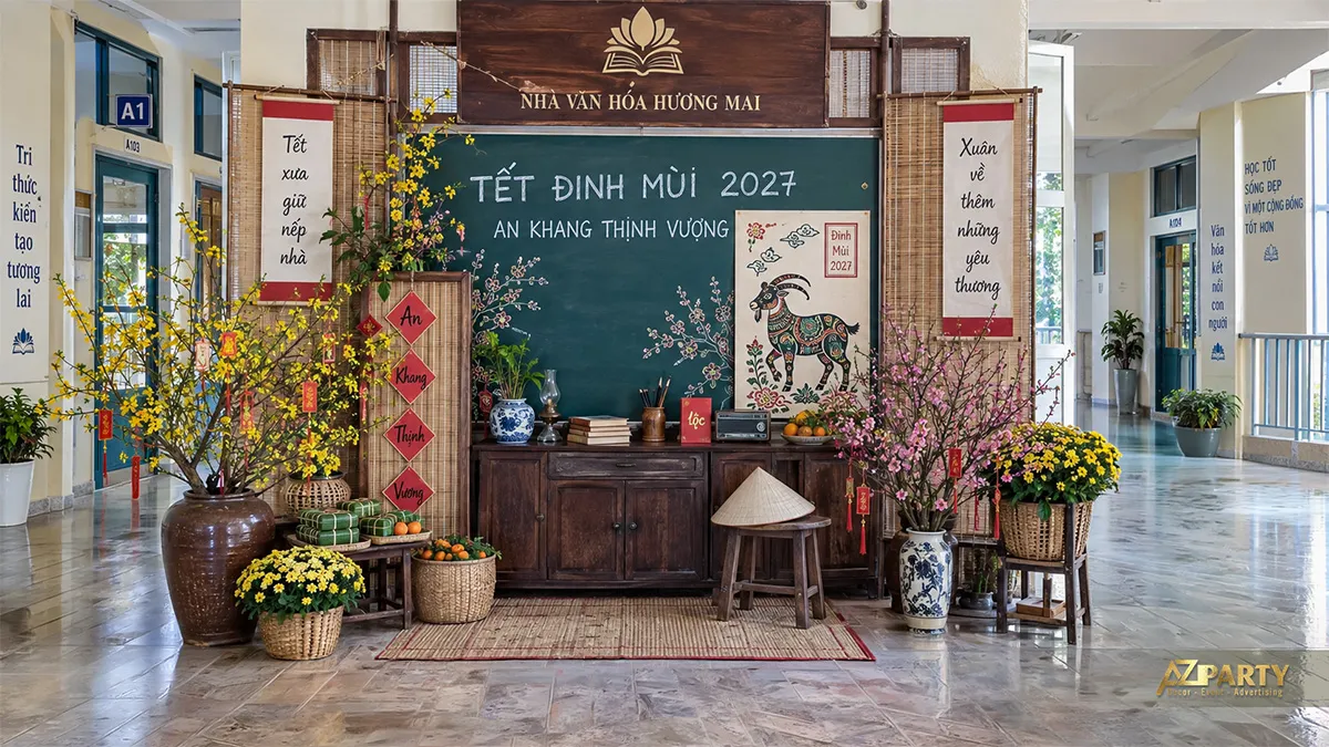 Góc lớp học xưa với bảng đen, sách cũ, nón lá và hoa mai đào
