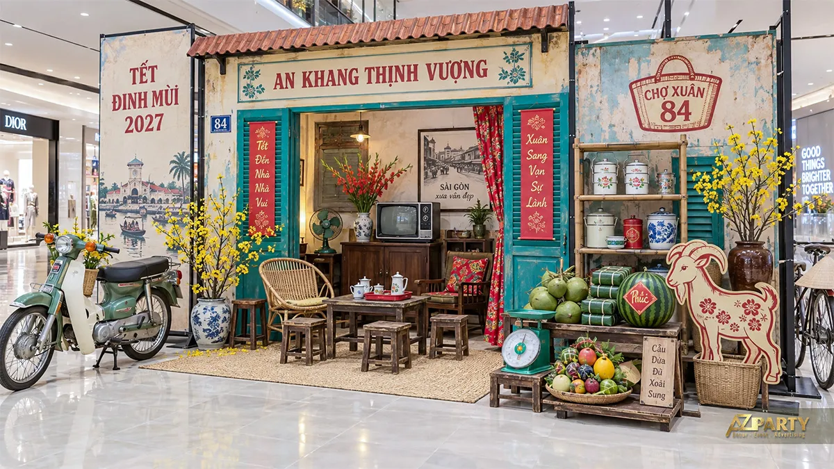 Quầy hàng Tết trong trung tâm thương mại với xe Cub, cân đĩa và trái cây