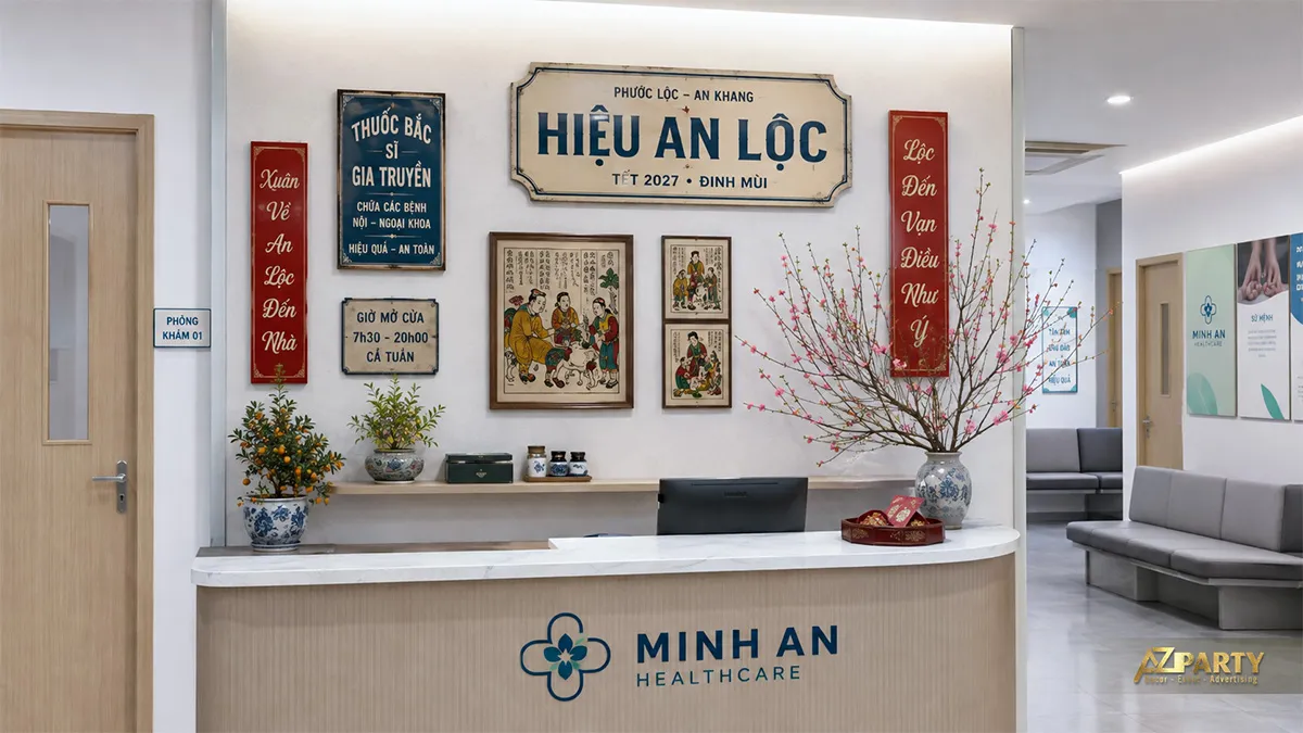 Quầy lễ tân phòng khám với tranh dân gian, cây quất và cành đào