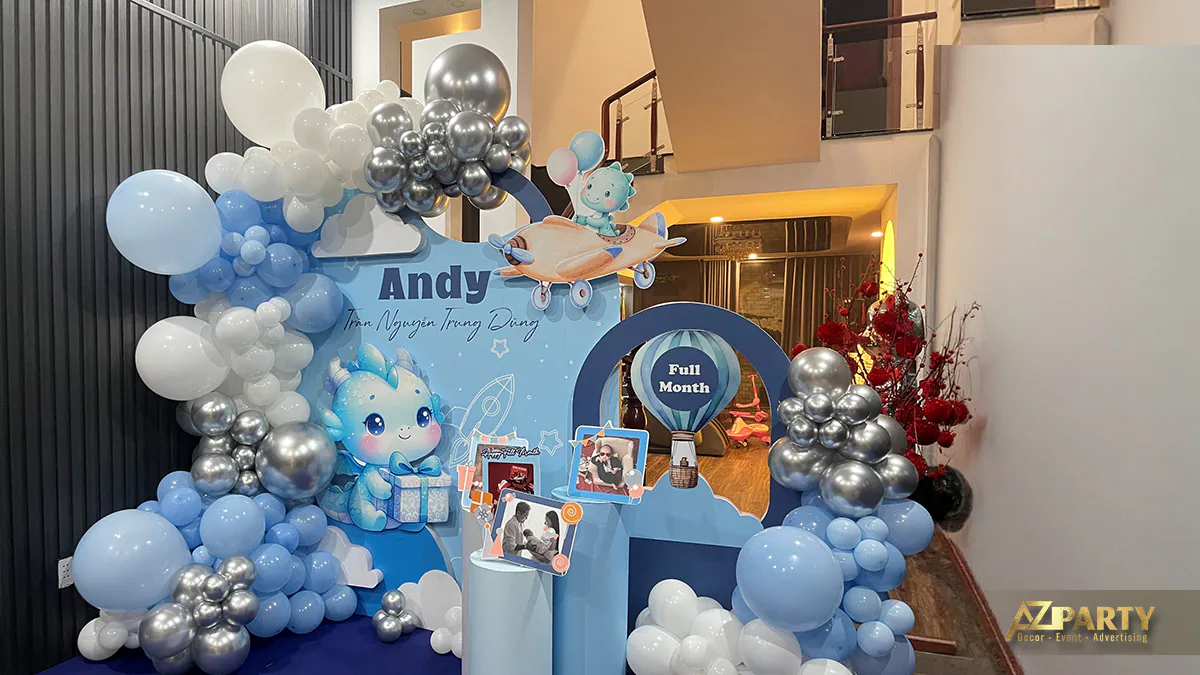 Góc nghiêng photobooth đầy tháng bé Andy (tên thật Trần Nguyễn Trung Dũng) với tông màu xanh dương pastel và xám bạc