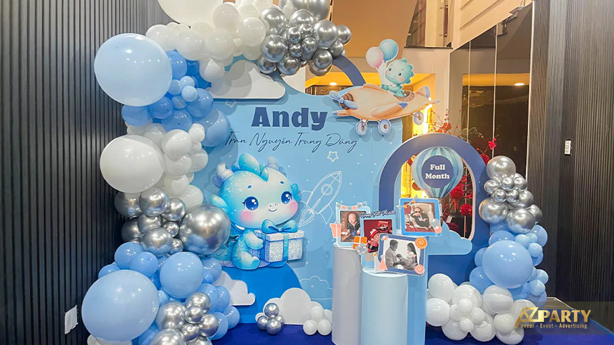 Toàn cảnh sân khấu photobooth đầy tháng bé Andy với tạo hình khinh khí cầu và bầu trời đầy sao lung linh