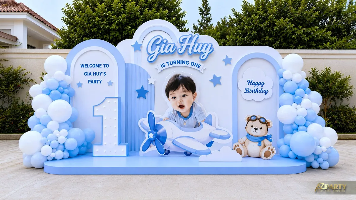 Trang trí thôi nôi bé Gia Huy xanh dương với máy bay, gấu phi công và số 1