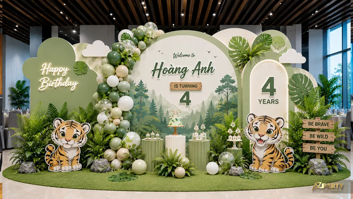 Sân khấu sinh nhật Hoàng Anh 4 tuổi chủ đề rừng xanh với hổ con, lá tropical và bóng xanh