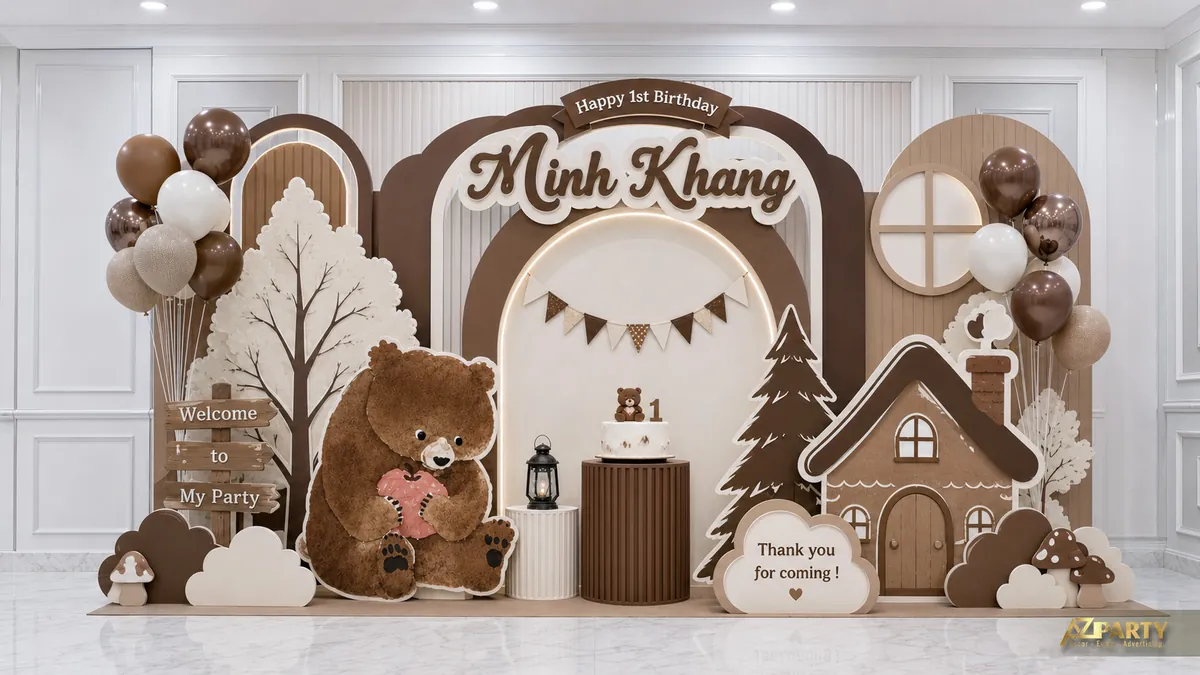 Backdrop thôi nôi gấu nâu với nhà gỗ, cây trắng và cụm bóng màu kem