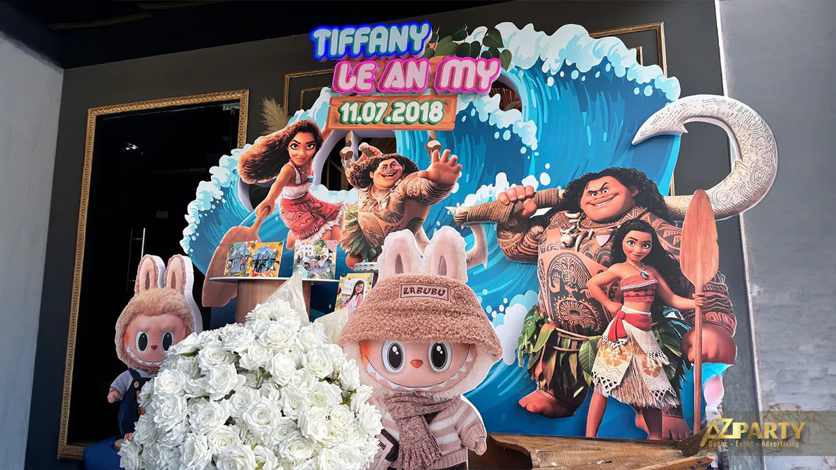Góc chụp nghiêng sân khấu sinh nhật bé Tiffany Lê An My với bó hoa hồng trắng tinh khôi đặt trang trọng ở phía trước