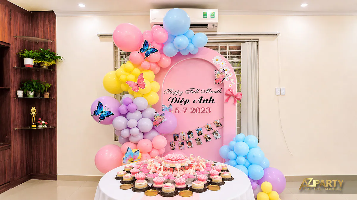 Chi tiết bàn gallery tiệc đầy tháng bé Diệp Anh trang hoàng lộng lẫy với phông nền bong bóng hình cánh bướm